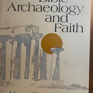 Può includere: Copertina di un libro con il titolo "Bible Archaeology and Faith" in nero. La copertina presenta un'illustrazione stilizzata di strutture in pietra blu e bianca, con un sole giallo. Il nome dell'autore, Harry Thomas Frank, è stampato in blu.