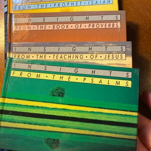Puede incluir: Una pila de cuatro libros verdes, amarillos y marrones con el título "Insights" y el texto "From the Prophet Isaiah" en el libro superior. Los libros se titulan "From the Prophet Isaiah", "From the Book of Proverbs", "From the Teaching of Jesus", y "From the Psalms".
