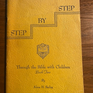 Könnte beinhalten: Ein gelber Buchumschlag mit dem Titel "Step by Step Through the Bible with Children Book Two" von Alma H. Bailey.