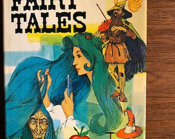 Puede incluir: Una portada de libro vintage con el título "Grimm's Fairy Tales" en letras negras en negrita. El arte de la portada representa una escena colorida con una mujer con el pelo largo azul, una bruja con una manzana roja y un gnomo con un martillo.