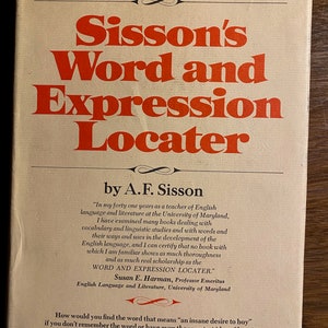 Peut inclure: Une couverture de livre avec un titre rouge qui dit "Sisson's Word and Expression Locator" par A. F. Sisson. La couverture du livre est beige avec une bordure bleue. Le texte sur la couverture décrit le livre comme un guide de référence unique pour trouver des mots et des expressions.