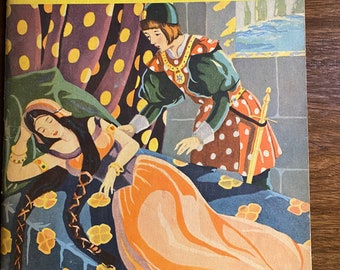 Puede incluir: Una portada de libro infantil vintage con una ilustración de una princesa durmiendo en un vestido amarillo y naranja con un príncipe de pie sobre ella. El título del libro es "A Picture Book of Grimm's Fairy Tales".