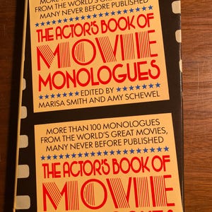 Puede incluir: Un libro negro y amarillo con el título "The Actor's Book of Movie Monologues" en texto rojo y blanco. La portada del libro presenta un diseño de tira de película y el texto "Más de 100 monólogos de las grandes películas del mundo, muchas nunca antes publicadas."