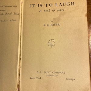 Könnte beinhalten: Ein Vintage-Buch mit dem Titel "It Is To Laugh: A Book of Jokes" von S.E. Kiser, herausgegeben von A.L. Burt Company in New York und Chicago.