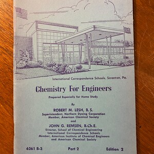 Peut inclure: Une couverture de livre bleue et blanche avec le titre "Chemistry For Engineers" et le texte "International Correspondence Schools, Scranton, Pa." La couverture présente également un dessin d'un bâtiment avec un grand auvent.