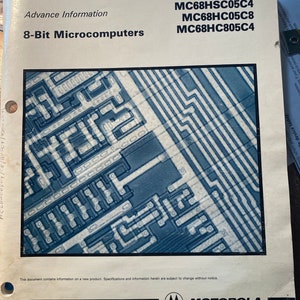 Peut inclure: Une image en noir et blanc d'une puce informatique. L'image provient d'une fiche technique de Motorola Semiconductor. Le texte sur la feuille comprend les noms de produits : MC68HC05C4, MC68HSC05C4, MC68HC05C8 et MC68HC805C4. Le texte en bas de la feuille indique : "Ce document contient des informations sur un nouveau produit. Les spécifications et les informations contenues dans ce document sont sujettes à modification sans préavis."