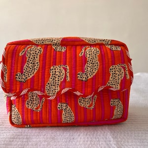 Damen Baumwolle gesteppte Handtasche, einzigartige handgefertigte Blumenkosmetiktasche/Eitelkeitskoffer, Mini Make-up Tasche, Kulturtasche, Geschenk für sie, Boho Beutel