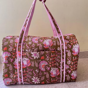 Blockbedruckte Floral-Baumwoll-Weekender, handgefertigte gesteppte Reisetasche für Frauen, stilvolle und einzigartige Reise- / Handgepäcktasche, ideales Geschenk