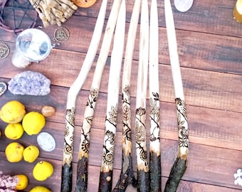 Handgefertigter Ritualstab aus Ebereschenholz, hergestellt in Pyrographie. Verziert mit heidnischen Symbolen aus Wicca und Druidentum; 40,6 cm lang.