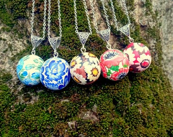 Colgante de flores, collar de verano hecho a mano, colgante de flores de margaritas pintadas, regalo de símbolo de flores, collar de bruja del bosque, hecho con una rodaja de enebro