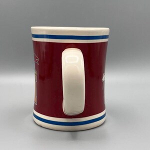 Puede incluir: Un letrero de madera hecho a mano con la palabra "Bienvenido" en una fuente juguetona. El letrero est&aacute; pintado de blanco con un acabado envejecido y presenta un dise&ntilde;o floral en tonos rosas y verdes. Mide aproximadamente 30 cm de ancho y 15 cm de alto.