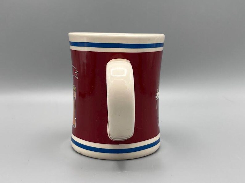 Puede incluir: Un letrero de madera hecho a mano con la palabra "Bienvenido" en una fuente juguetona. El letrero est&aacute; pintado de blanco con un acabado envejecido y presenta un dise&ntilde;o floral en tonos rosas y verdes. Mide aproximadamente 30 cm de ancho y 15 cm de alto.