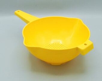 Tupperware Vintage Yellow 8-Inch Footed Colander #1523