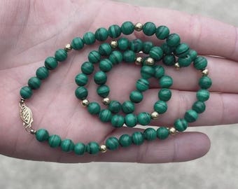 Collar de oro de 14 quilates y malaquita con cuentas de 6,5 mm, 45,7 cm de largo, 32,18 g de peso total.