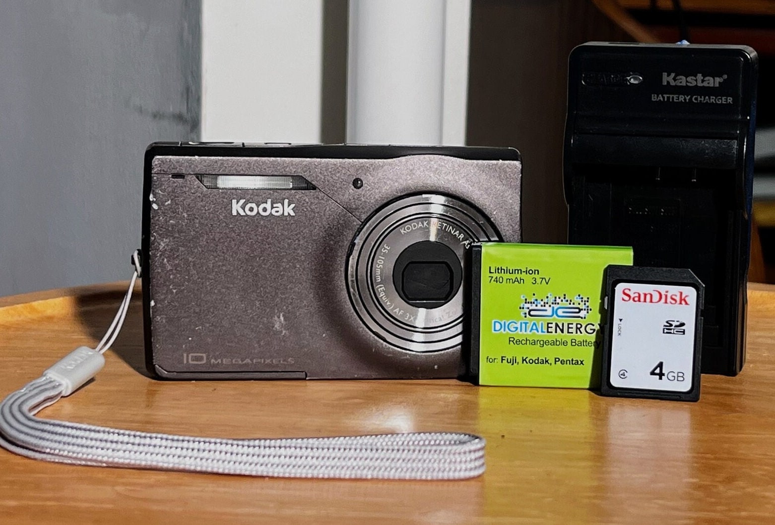 Kodak Easyshare M1033 10 Megapixel Digital Camera Bundle W/ Original