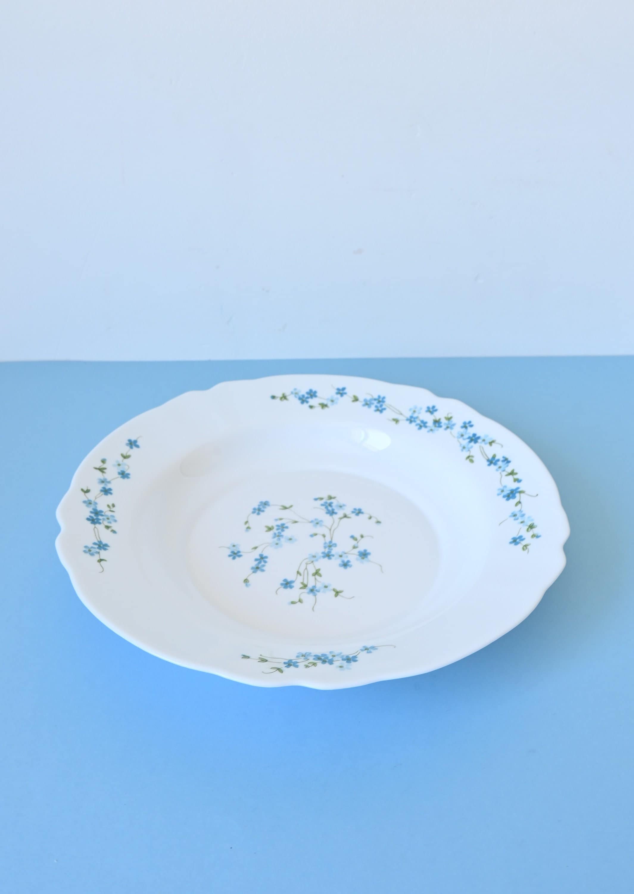 Plat rond & creux 29 cm en Arcopal / modèle Veronica / Myosotis – La Roue du Passé
