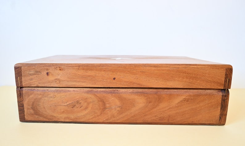 Boîte en bois et laiton, à compartiment, vintage image 5