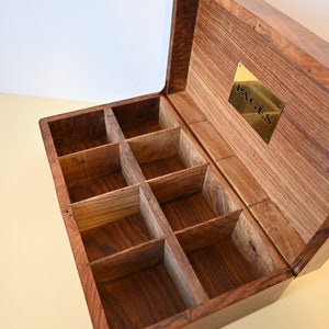 Boîte en bois et laiton, à compartiment, vintage image 3