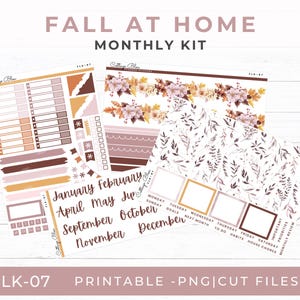 Puede incluir: Un conjunto de pegatinas imprimibles para planificador con temática otoñal. Las pegatinas incluyen calendarios mensuales, bordes florales decorativos y elementos funcionales en tonos marrón, melocotón y crema. El texto "FALL AT HOME MONTHLY KIT" está en la parte superior.