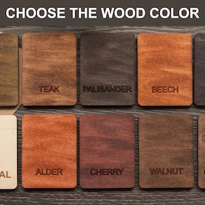 Puede incluir: Imagen que muestra una selecci&oacute;n de opciones de color de madera. La imagen presenta muestras de madera rectangulares en varios tonos, incluyendo roble, teca y cerezo. El texto "CHOOSE THE WOOD COLOR" se muestra en la parte superior.