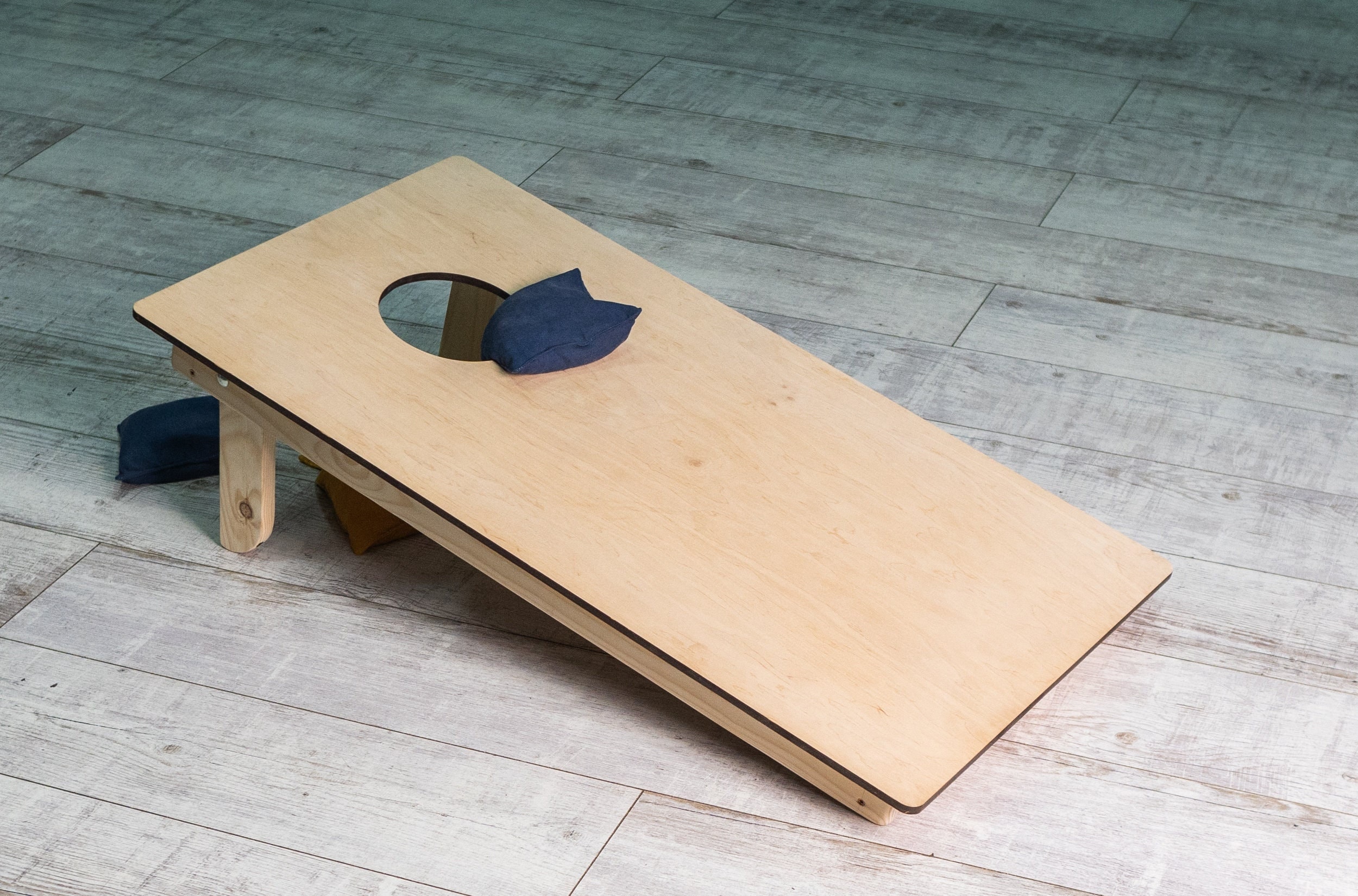 Planche à cornhole en bois avec sacs à lancer modèle 3D $39 - .3ds