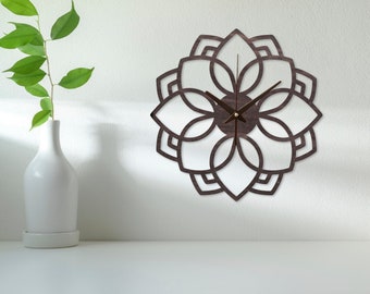 Geometrisk träklocka, Blommig väggklocka, Anpassad träklocka, Unik väggklocka, Stor väggklocka med blomma, Modern väggklockadekor, Väggklocka i trä