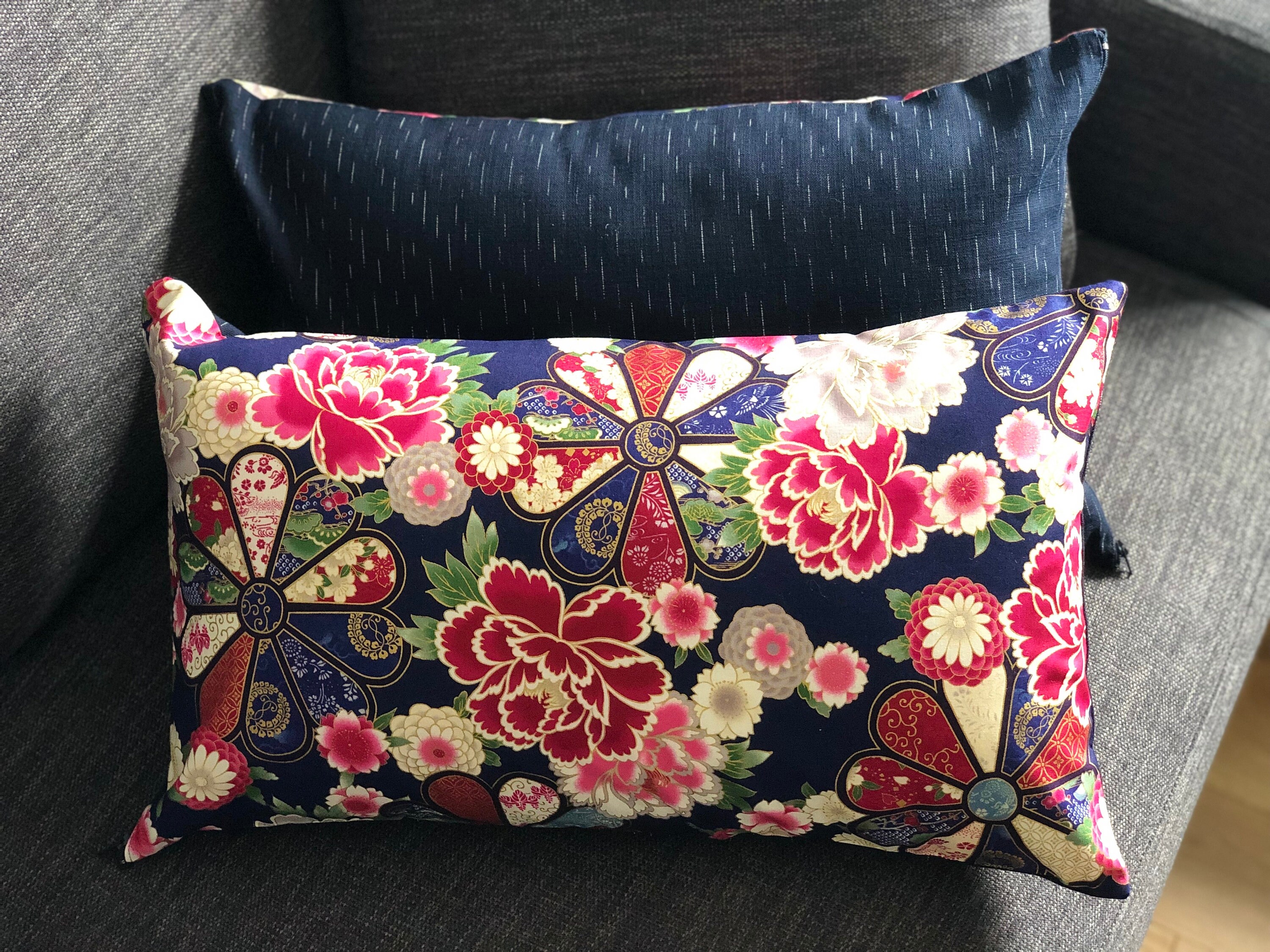 Housse de Coussin Réversible - Taie d'oreiller 50 cm X 30 en Tissus Japonais à Fleurs Colorées Rose