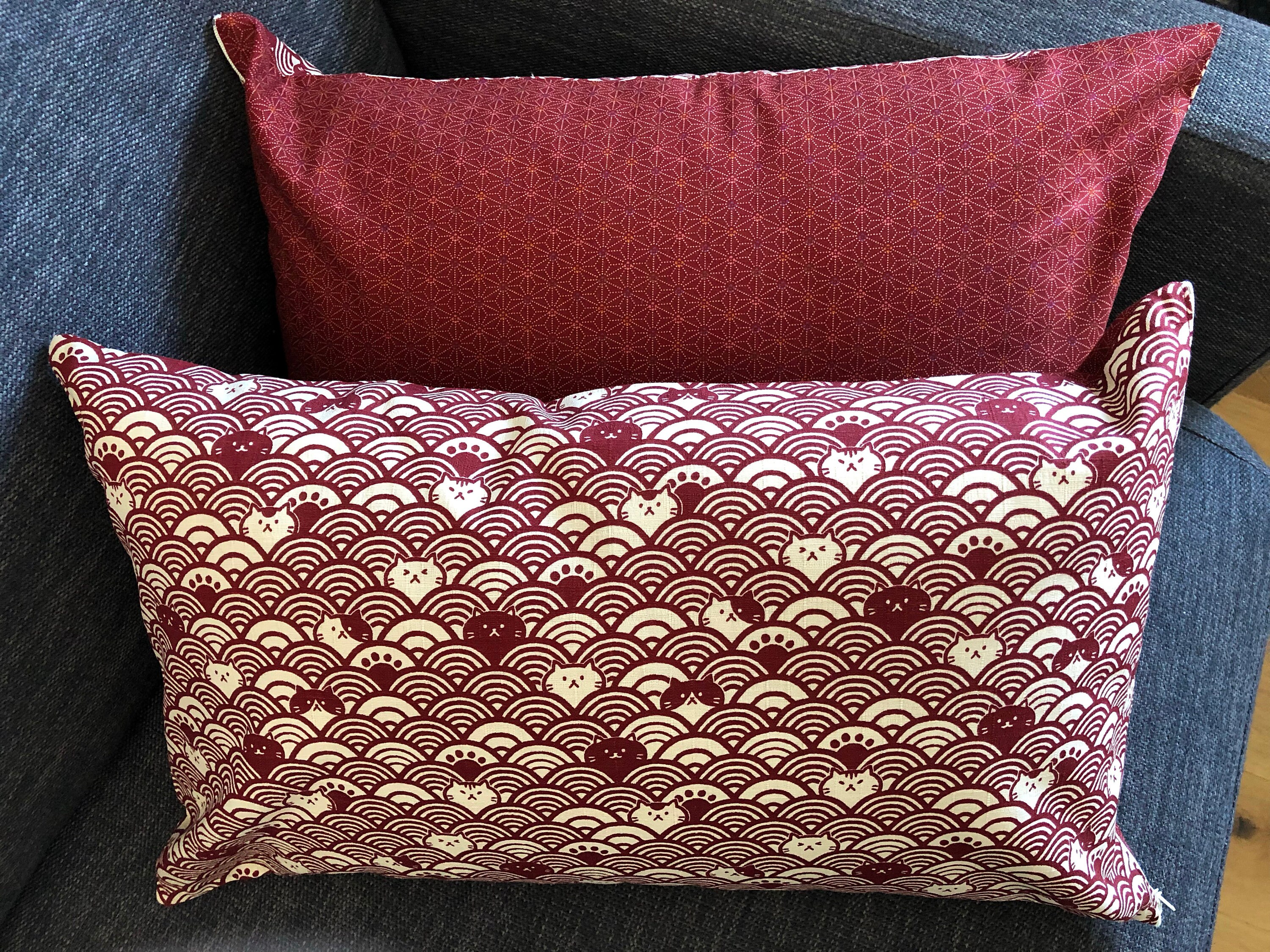 Housse de Coussin - Taie d'oreiller Réversible Dans Les Tons Rouge en Tissus Japonais à Petits Chats