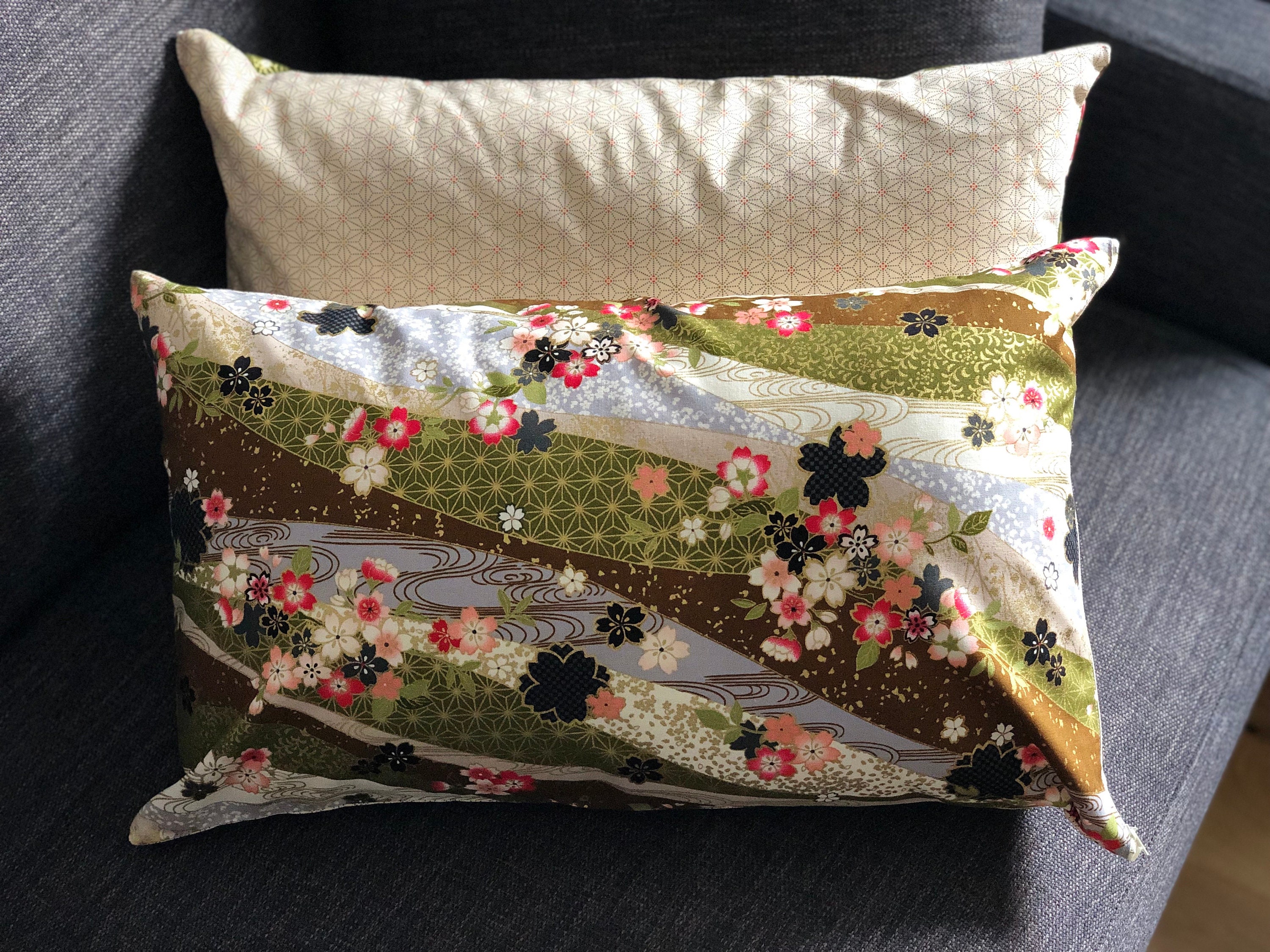 Housse de Coussin Réversible - Taie d'oreiller 50 cm X 30 en Tissus Japonais à Fleurs Colorées sur F