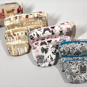 Trousses et porte-monnaies pour stylos, maquillage, pinceaux, trousse de toilette... tissus motifs Paris, mode, Tour Eiffel, Notre-Dame