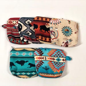 Petite trousse - porte monnaie ou bijoux en tissu, motifs amérindiens colorés, loup, ours, bison...  peut s'attacher à un sac