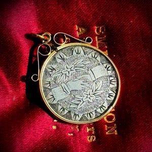 Raro colgante de moneda de amor de Jorge V de la década de 1930 en oro de 9 quilates