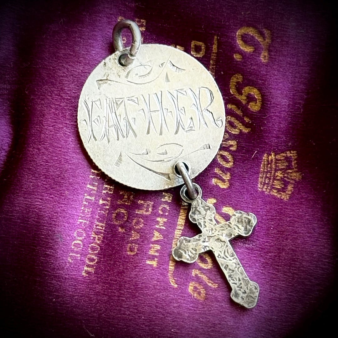 ビクトリア朝時代の愛の証「父」コインペンダント。1880年頃