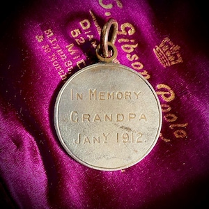 Colgante con moneda de Jorge III, símbolo de luto; circa 1912