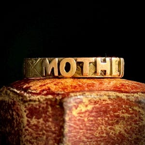 Anillo antiguo «MOTHER» en oro rosa de 9 quilates; circa 1871
