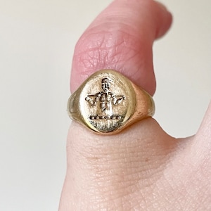 Unusual Figure Signet Ring in 9 Carat Gold Circa 1990 zdjęcie 7