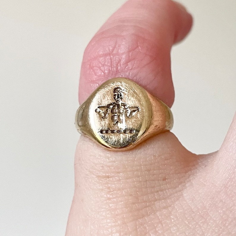 Unusual Figure Signet Ring in 9 Carat Gold Circa 1990 zdjęcie 7