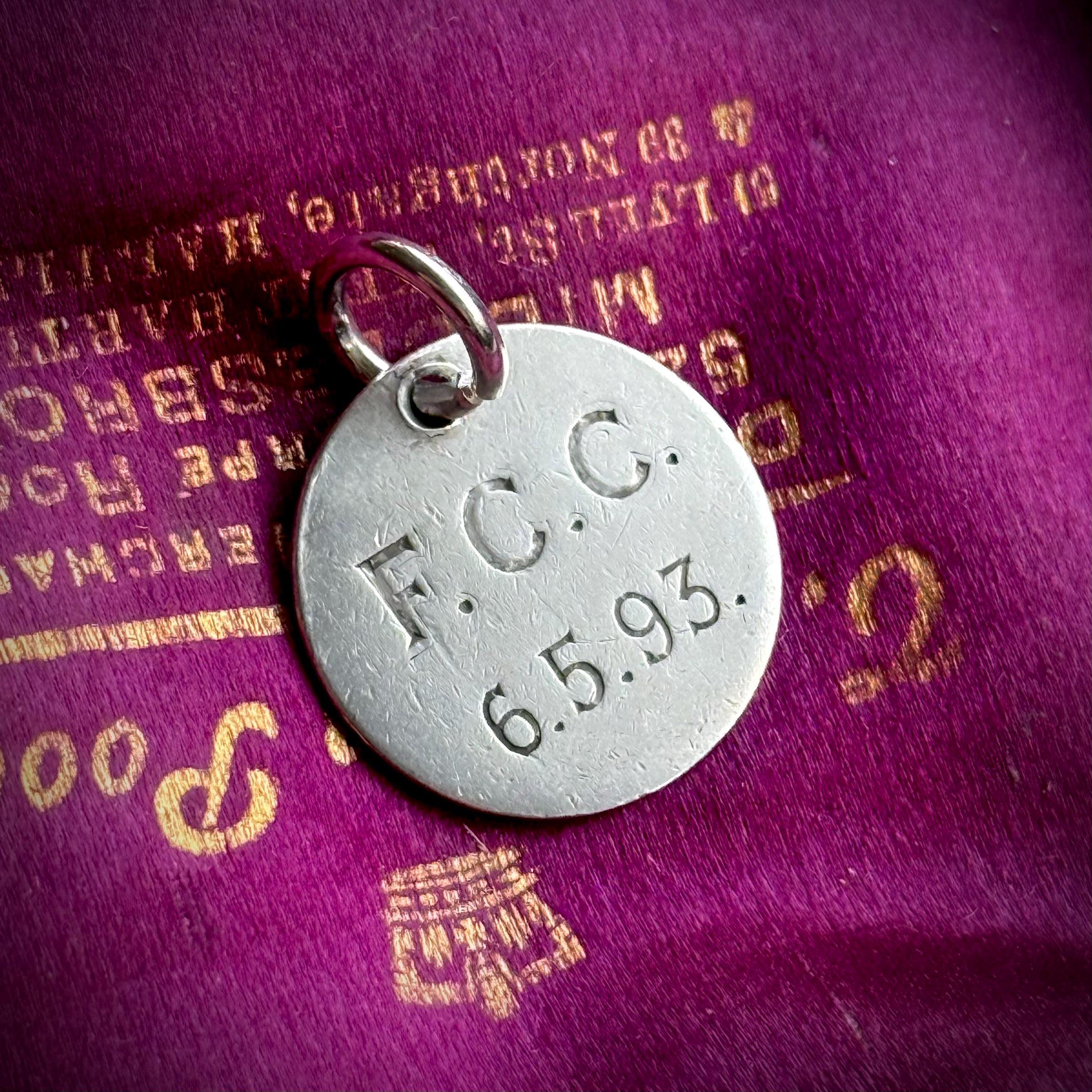 ビクトリア朝時代のラブトークン「FCC」コインペンダント。1893年頃