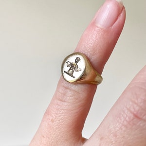 Unusual Figure Signet Ring in 9 Carat Gold Circa 1990 zdjęcie 2