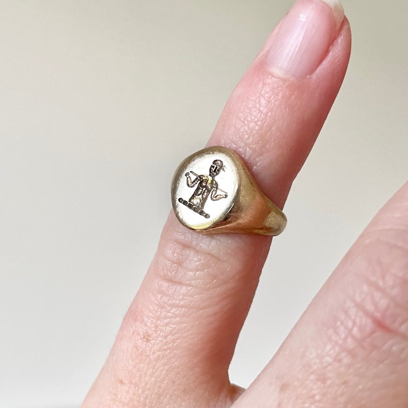 Unusual Figure Signet Ring in 9 Carat Gold Circa 1990 zdjęcie 2