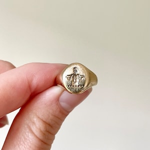 Unusual Figure Signet Ring in 9 Carat Gold Circa 1990 zdjęcie 6