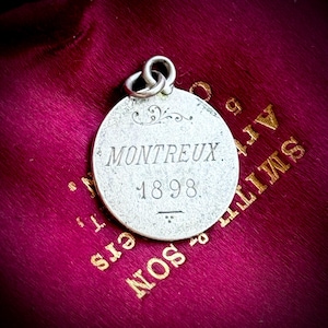 Colgante de moneda de Montreux, símbolo de amor victoriano; circa 1898