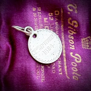 Colgante de moneda victoriana con símbolo de amor (circa 1884)