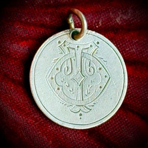 Moneda colgante de símbolo de amor georgiano «TO»; circa 1826