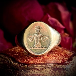 Unusual Figure Signet Ring in 9 Carat Gold Circa 1990 zdjęcie 1