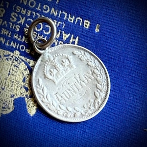 Colgante de moneda victoriana "Tía Kay" (circa 1880)