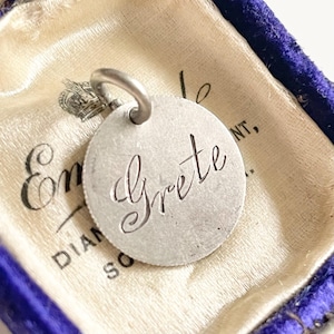 Colgante de moneda victoriana "Grete", símbolo de amor; circa 1890