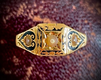 Compartment Mourning Ring in 18 Carat Gold; Circa 1876