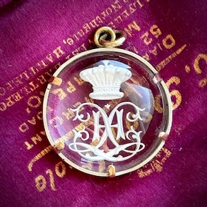 Antyczny wisiorek z kryształu Essex w kształcie litery „H” z koroną; około 1890 r.