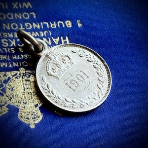 Colgante de moneda de amor victoriano (circa 1901)